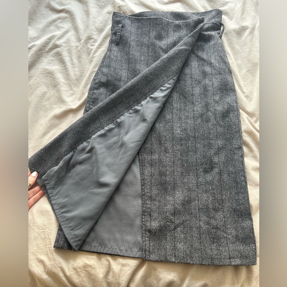 Aritzia Babaton skirt - Picture 2 of 10